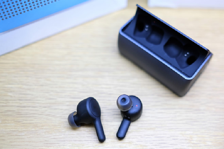 RHA là thương hiệu đến từ Anh. RHA TrueConnect đang được bán tại Việt Nam với mức giá 4,2 triệu đồng. Model này có thiết kế khá giống AirPods nhưng được làm nhỏ, gọn hơn. 