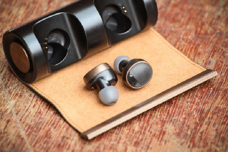 Âm thanh của tai nghe trong, ấm, rõ ràng ở cả âm bass, âm mid và âm treble, cùng khả năng chống ồn tốt. Chiếc tai nghe này được trang bị phần đệm bằng chất liệu cao su mềm, mang đến cảm giác nhẹ và êm tai. Padmate Pamu Scroll có giá 1,9 triệu đồng. Ảnh: Road. 