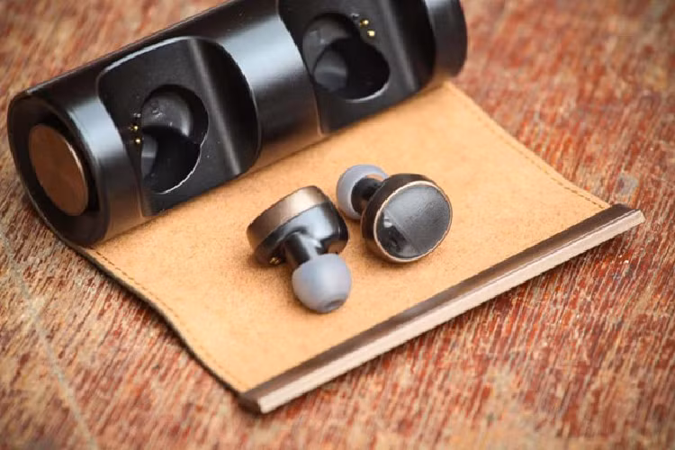 Âm thanh của tai nghe trong, ấm, rõ ràng ở cả âm bass, âm mid và âm treble, cùng khả năng chống ồn tốt. Chiếc tai nghe này được trang bị phần đệm bằng chất liệu cao su mềm, mang đến cảm giác nhẹ và êm tai. Padmate Pamu Scroll có giá 1,9 triệu đồng. Ảnh: Road. 