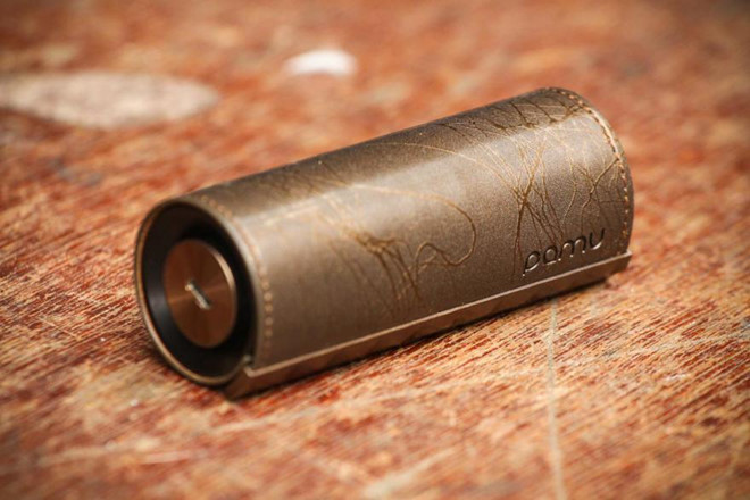 Padmate Pamu Scroll là mẫu tai nghe không dây từng gây sốt trên trang Indiegogo. Điểm nhấn của Pamu Scroll không nằm ở housing mà đến từ dock sạc. Dock sạc có dạng hình trụ với phần nắp ngoài được làm từ da mang đến cảm giác cao cấp. Ảnh: Road. 