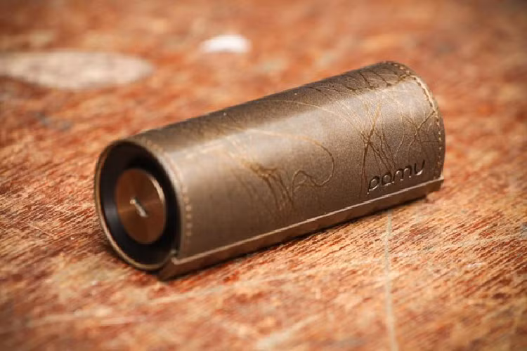 Padmate Pamu Scroll là mẫu tai nghe không dây từng gây sốt trên trang Indiegogo. Điểm nhấn của Pamu Scroll không nằm ở housing mà đến từ dock sạc. Dock sạc có dạng hình trụ với phần nắp ngoài được làm từ da mang đến cảm giác cao cấp. Ảnh: Road. 