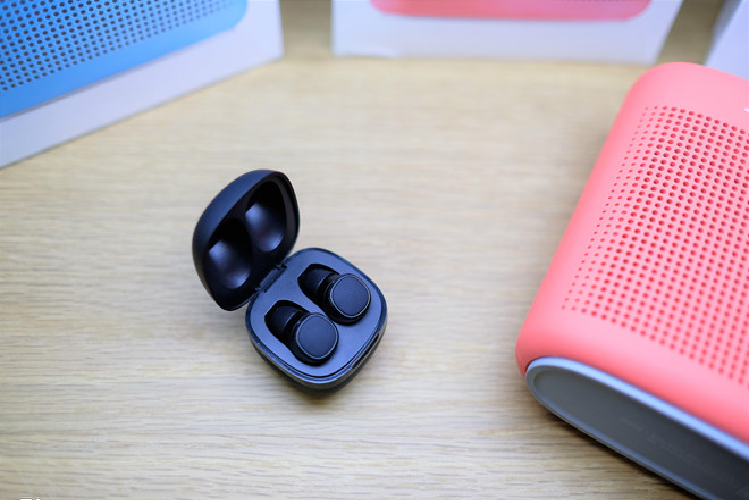 Tiso i5 là model đến từ Trung Quốc, được một số cửa hàng đánh giá là mẫu tai nghe True Wireless đáng chú ý nhất trong phân khúc dưới 1 triệu đồng. Hộp của thiết bị khá nhỏ, gọn như quả trứng gà. Cảm giác mang Tiso i5 khá thoải mái và dễ chịu, phần housing của tai nghe được làm bằng nhựa nên không quá cứng cáp và chắc chắn. 