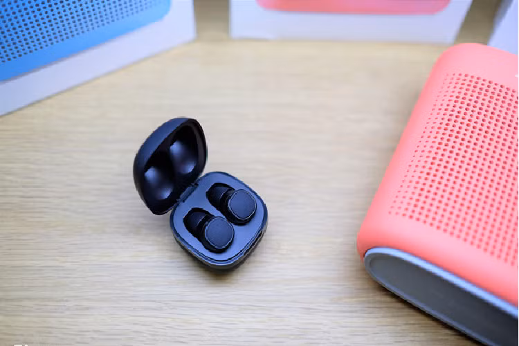 Tiso i5 là model đến từ Trung Quốc, được một số cửa hàng đánh giá là mẫu tai nghe True Wireless đáng chú ý nhất trong phân khúc dưới 1 triệu đồng. Hộp của thiết bị khá nhỏ, gọn như quả trứng gà. Cảm giác mang Tiso i5 khá thoải mái và dễ chịu, phần housing của tai nghe được làm bằng nhựa nên không quá cứng cáp và chắc chắn. 