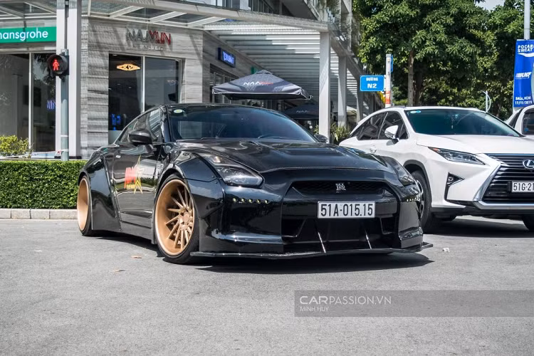 Đồng thời, giá thành sở hữu một chiếc xe thể thao Nissan GT-R R35 khá hợp lý. Chính vì thế mà R35 trở nên khá hấp dẫn với phần đông những người mê xe tịa nhiều nước trên thế giới.