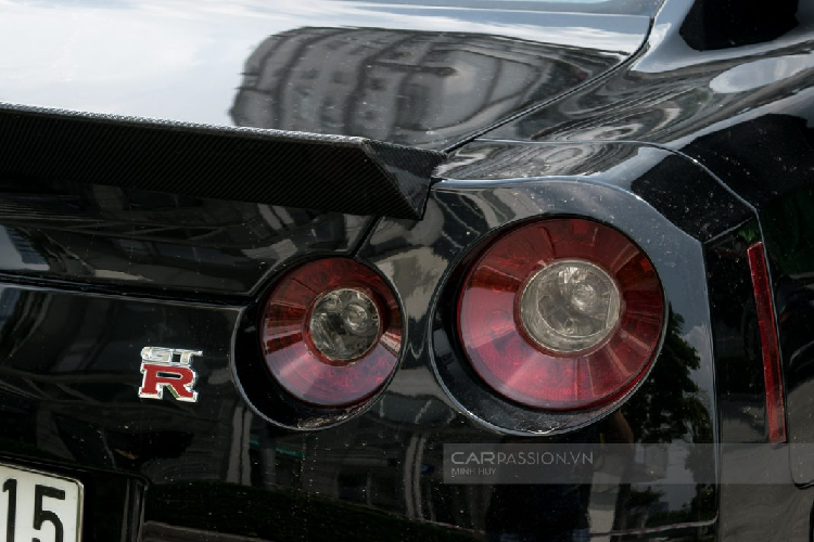 Thay cho màu trắng nguyên bản, chiếc GT-R đã được chủ nhân quyết định “khoác” lên mình bộ áo màu đen hầm hố. Kết hợp với lớp áo màu đen chính là những chi tiết bằng carbon như gương chiếu hậu, nắp capo hay thậm chí là cả phần cách gió nhỏ ở phần đuôi xe.