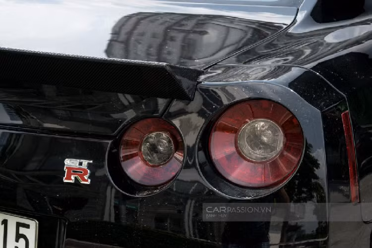 Thay cho màu trắng nguyên bản, chiếc GT-R đã được chủ nhân quyết định “khoác” lên mình bộ áo màu đen hầm hố. Kết hợp với lớp áo màu đen chính là những chi tiết bằng carbon như gương chiếu hậu, nắp capo hay thậm chí là cả phần cách gió nhỏ ở phần đuôi xe.