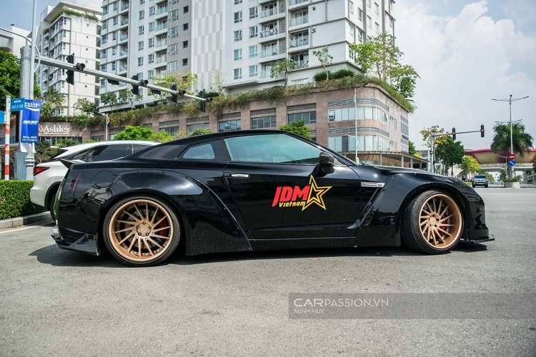 Chiếc xe còn được trang bị bộ mâm AG F251 đa chấu được sơn màu vàng đồng nổi bật trên nền màu đen của xe.