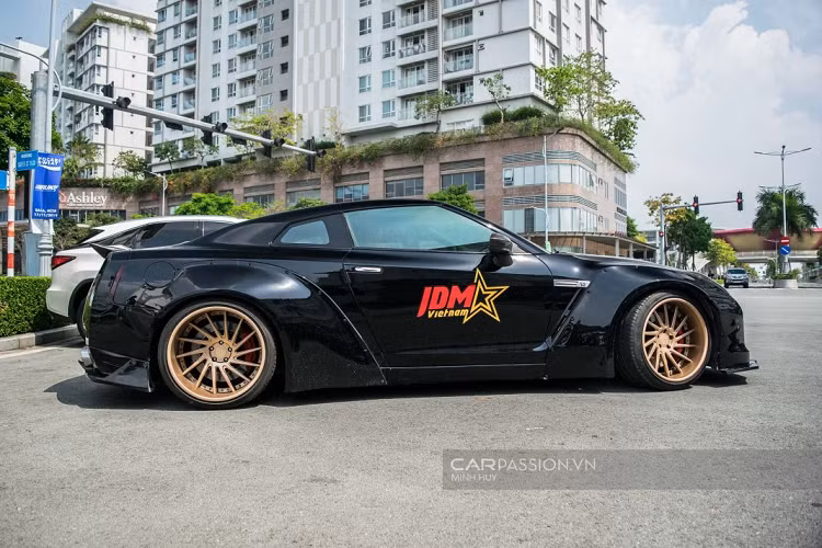 Chiếc xe còn được trang bị bộ mâm AG F251 đa chấu được sơn màu vàng đồng nổi bật trên nền màu đen của xe.