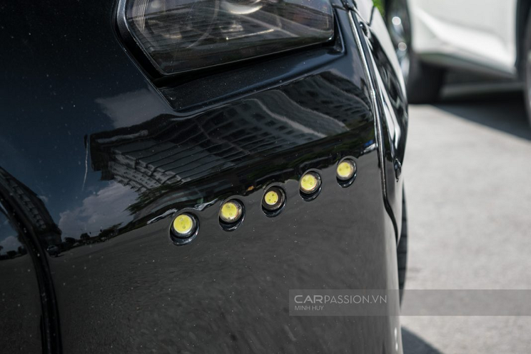 Ngoài ra, với hệ thống ống xả độ với 4 họng xả to bản đến từ thương hiệu KSG, chiếc xe sở hữu âm thanh động cơ có phần “uy lực” hơn.