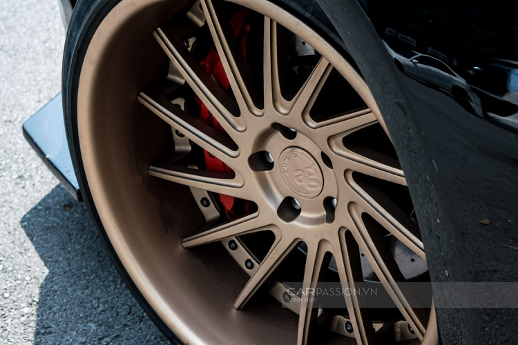 Về động cơ, Nissan GT-R R35 cơ bản được trang bị khối động cơ V6 tăng áp kép, sản sinh công suất cực đại 478 mã lực và mô men xoắn đạt mức 588 Nm, xe chỉ mất 2,7 giây để tăng tốc từ 0-100 Km/h trước khi đạt tối độ tối đa là 317 Km/h.