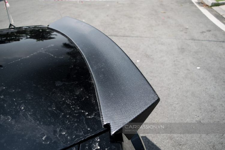 Màu đen chủ đạo của nội thất được kết hợp với những chi tiết màu bạc đã đem lại một cảm giác khá “thể thao” nhưng không kém phần tiện nghi cho những hành khách.