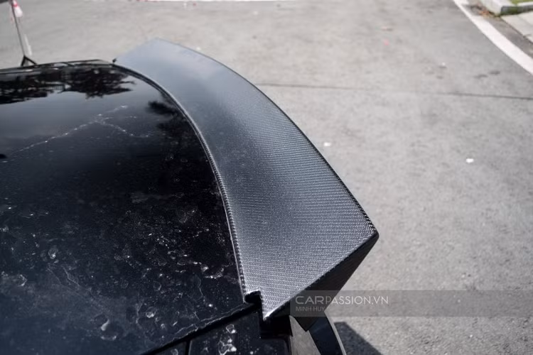 Màu đen chủ đạo của nội thất được kết hợp với những chi tiết màu bạc đã đem lại một cảm giác khá “thể thao” nhưng không kém phần tiện nghi cho những hành khách.