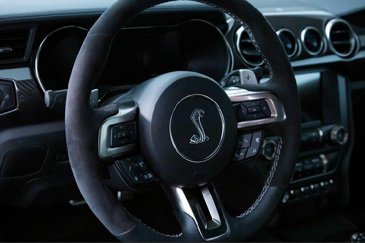 Ford Shellby Mustang GT500 2020 mới là một mẫu xe được rất nhiều người yêu thích nhờ kiểu dáng thể thao và động cơ mạnh mẽ. Xe được trang bị động cơ 5.2L V8 có công suất 760 mã lực, giúp xe tăng tốc 0-100 km/h trong 10,6 giây.