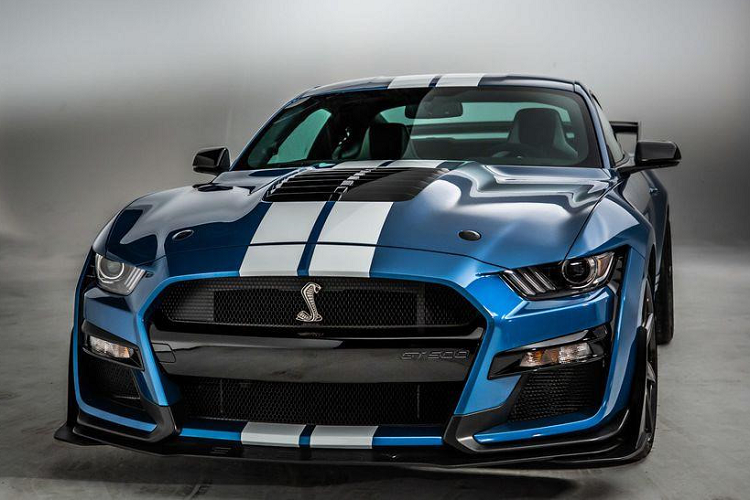 Chiếc xe được Ford đem đi làm từ thiện sở hữu gói Carbon Fiber Track, bao gồm các mâm xe được làm từ carbon, cánh gió sau GT4 và hàng ghế sau được loại bỏ nhằm giảm khối lượng xe. Ngoài ra, lốp xe cũng được thay thế bằng loại Michelin Pilot Street Cup 2 cho cảm giác lái thể thao hơn.