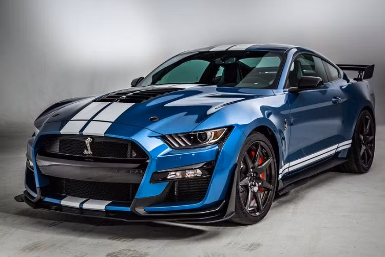 Cứ mỗi năm, Ford sẽ tặng cho Quỹ nghiên cứu bệnh tiểu đường ở trẻ vị thành niên (JDRF) một chiếc ôtô. Vào năm nay, Ford quyết định trao tặng cho quỹ này một chiếc "pony car" mạnh nhất và nhanh nhất mà hãng xe Mỹ từng sản xuất, đó là chiếc Ford Shellby Mustang GT500 mới.