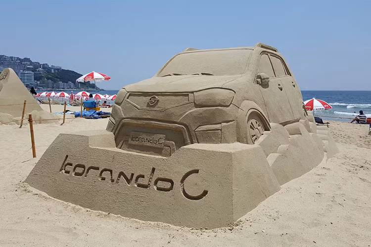 Chiếc xe Korando bằng cát trông như thật.