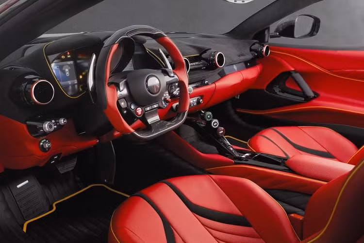 Nội thất của siêu xe này cũng được hãng độ cải tiến, phối hợp giữa các chất liệu khác nhau với tông màu chủ đạo là đỏ và đen. Một số chi tiết sử dụng chất liệu da Alcantara và sợi carbon với logo Mansory.