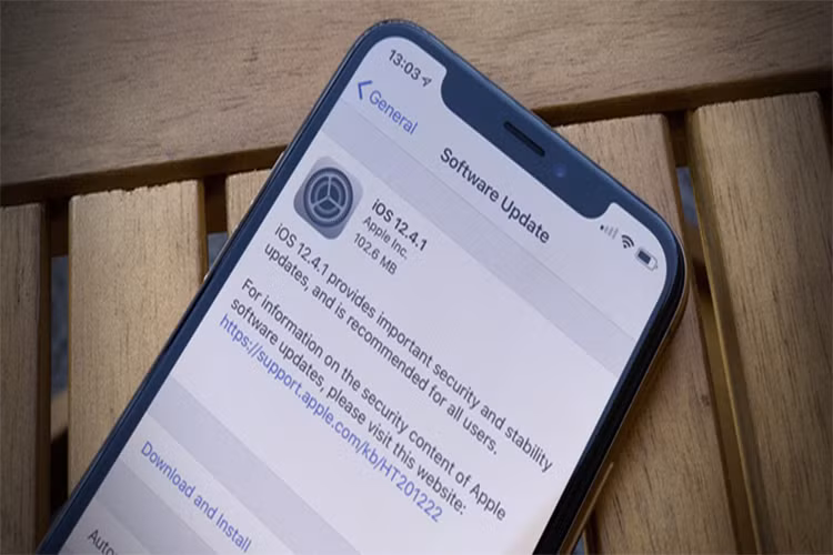 Apple ra mat iOS 12.4.1, va lai lo hong jailbreak