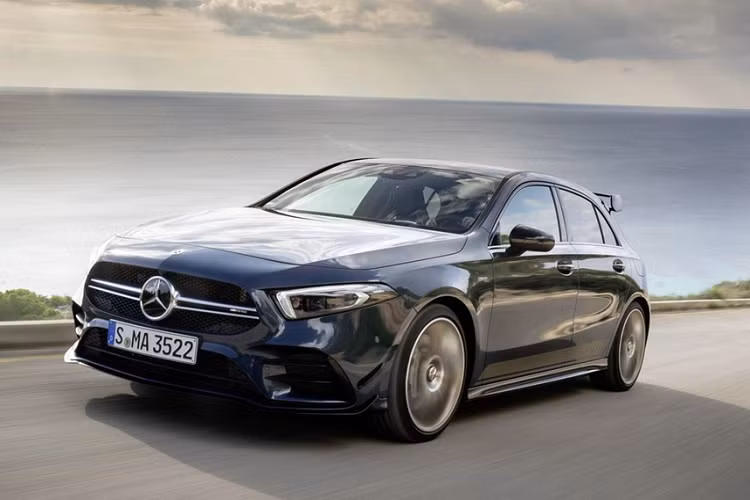 Cả bản Mercedes-AMG A35 hatchback và sedan đều chung hiệu năng vận hành, có khác chỉ là lựa chọn cá nhân và không gian bên trong. Nói chung, bản sedan trông bắt mắt hơn dù giá bán cao hơn chút ít.