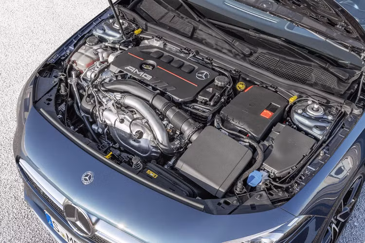 Dưới nắp capô Mercedes-AMG A35 là động cơ tăng áp 2.0L, 4 xi-lanh, công suất 301 mã lực, mô-men xoắn 400 Nm, hộp số ly hợp kép 7 cấp, dẫn động bốn bánh toàn thời gian. Hộp số được hiệu chỉnh cho sang số nhanh, có thể tăng tốc nhanh ở mọi cấp tốc độ.