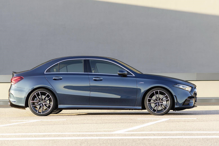 Mercedes-AMG A35 4Matic Edition 1 bản hatchback sở hữu nội thất màu đen và xám Magma, chi tiết nhôm đánh bóng, ghế hiệu suất cao AMG Performance. Edition 1 sẽ thêm 6.990 USD vào giá bán.