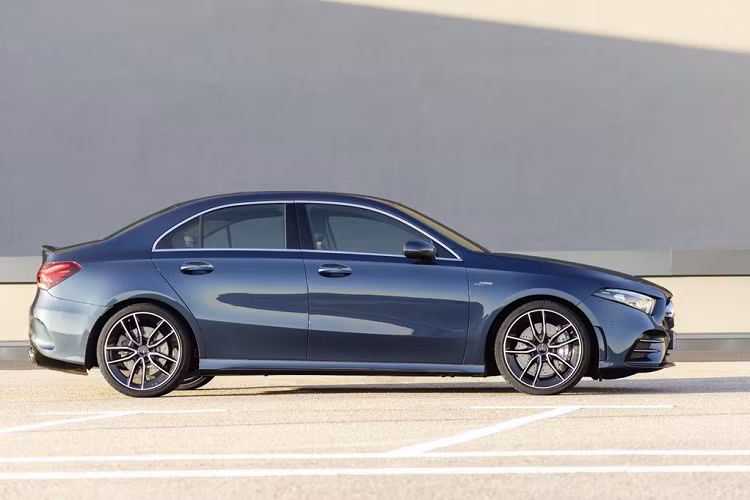 Mercedes-AMG A35 4Matic Edition 1 bản hatchback sở hữu nội thất màu đen và xám Magma, chi tiết nhôm đánh bóng, ghế hiệu suất cao AMG Performance. Edition 1 sẽ thêm 6.990 USD vào giá bán.