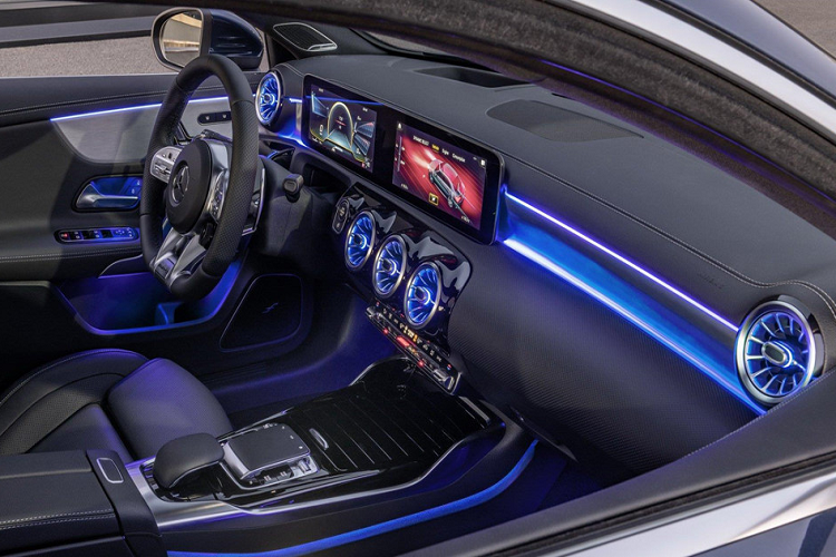 Mercedes cho biết AMG A35 2020 chỉ mất 4,7 giây tăng tốc 0-96 km/h, nhanh hơn 1,4 giây so với A220 (188 mã lực, 300 Nm) và chậm hơn 1 giây so với CLA45 (375 mã lực). Tốc độ tối đa theo giới hạn điện tử là 250 km/h.