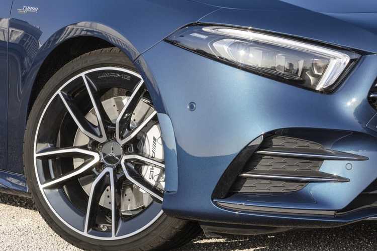 AMG A35 mới được thiết kế đậm chất AMG với lưới tản nhiệt twin-bar, cản trước có độ mở lớn hơn, cánh gió sau, khuếch tán sau và thiết kế ống xả bo tròn.