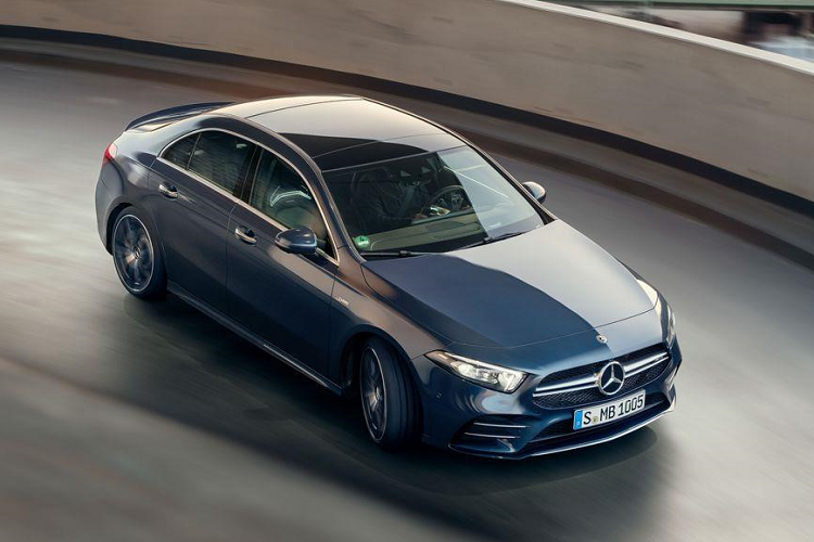 Khách hàng có thể thêm tùy chọn Edition 1, thêm màu sơn kim loại Denim Blue, chi tiết trang trí màu Gold, gói khí động học AMG Aerodynamics, la-zăng đa chấu 19 inch AMG.