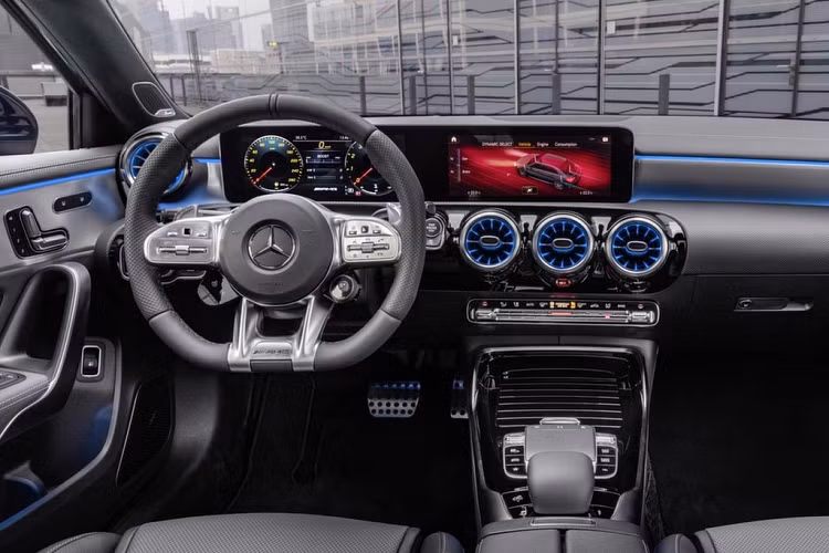 Xe có 5 chế độ lái, hệ thống AMG Dynamics từng xuất hiện trên C63 gần đây, bảng điểu khiển được trang bị hai màn hình, có chế độ Supersport chuyên dành cho AMG, vô lăng AMG có nút cảm ứng dùng điều chỉnh chế độ lái.