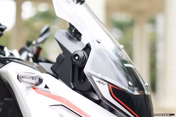 Hệ thống chiếu sáng gồm đèn pha và đèn xi-nhan rời vẫn được giữ nguyên. Honda X-ADV 150 được trang bị động cơ SOHC xi-lanh đơn, dung tích 149,3 cc, sản sinh 14,5 mã lực tại vòng tua máy 8,500 vòng/phút và mô-men xoắn 13,8 Nm tại 6.500 vòng/phút. Hệ thống phun nhiên liệu PGM-Fi của Honda, sức mạnh được truyền tải thông qua hộp số tự động và bộ truyền động dây curoa. 