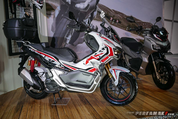 Bên cạnh đó, chiếc xe được nâng cấp hệ thống phuộc trước up-side-down, kẹp phanh cũng được thay đổi. Đây là một trang bị đáng chú ý trên bản độ này.