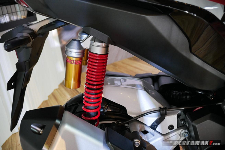 Hệ thống treo sau dạng lò xo đôi màu đỏ hiệu Showa vẫn được giữ nguyên. Chắn bùn sau được sơn lại màu trắng.