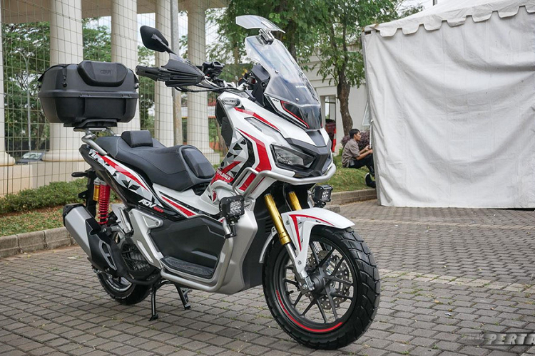 Giá bán Honda ADV độ này vẫn chưa được tiết lộ. Trong khi đó, giá bán Honda ADV 150 CBS và ABS tại Indonesia lần lượt là 33,5 triệu rupiah và 36,5 triệu rupiah, tương đương 2.412 USD và 2.628 USD. Mẫu xe này sẽ sớm xuất hiện tại thị trường Việt Nam theo dạng nhập khẩu tư nhân.