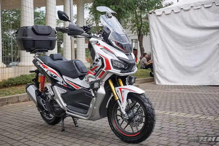 Giá bán Honda ADV độ này vẫn chưa được tiết lộ. Trong khi đó, giá bán Honda ADV 150 CBS và ABS tại Indonesia lần lượt là 33,5 triệu rupiah và 36,5 triệu rupiah, tương đương 2.412 USD và 2.628 USD. Mẫu xe này sẽ sớm xuất hiện tại thị trường Việt Nam theo dạng nhập khẩu tư nhân.