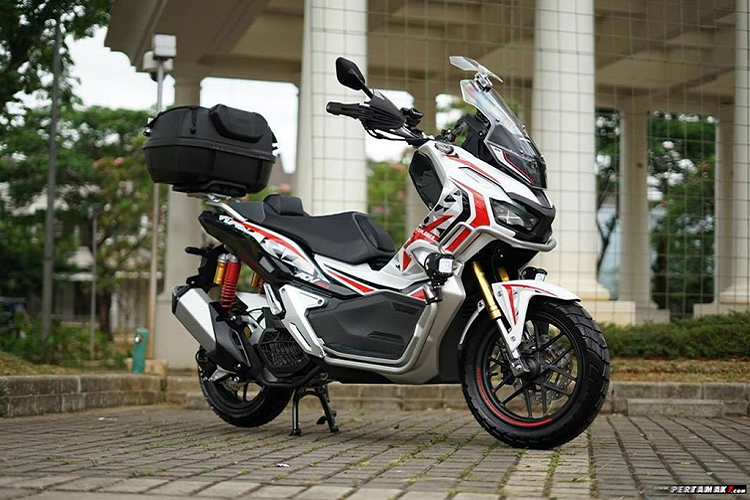 Một đại lý Honda ở Indonesia đã hợp tác với các thợ độ cho ra mẫu Honda ADV 150 theo phong cách Touring, có tên Advance Explorer. Đây là bản độ có những nâng cấp đáng giá, giúp xe hoạt động tốt trên những địa hình phức tạp.