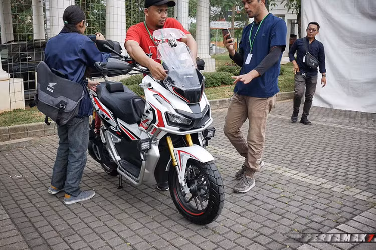 Bên cạnh đó, phần kính chắn gió có thêm chi tiết để lắp camera hành trình. Phía sau đuôi xe có thêm thùng chứa đồ dung tích lớn của Givi. Bản độ này cũng được trang bị hệ thống GPS.