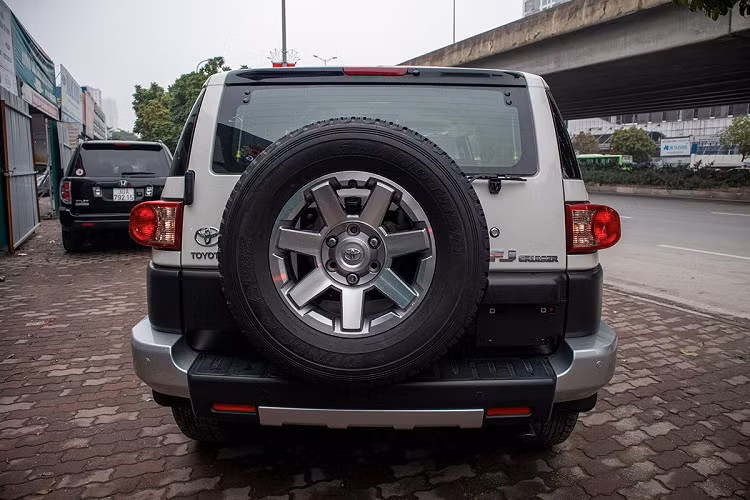 Thân xe Toyota FJ Cruiser mới về Việt Nam sở hữu bộ mâm hợp kim nhôm 7 chấu cứng cáp, vòm bánh xe tạo hình vuông vắn với lớp nhựa cứng màu đen. Gương chiếu hậu ngoài của Toyota FJ Cruiser cũng rất đặc biệt khi được thiết kế vuông mạ bạc, đèn xi-nhan được tích hợp dạng tròn khá lạ mắt.