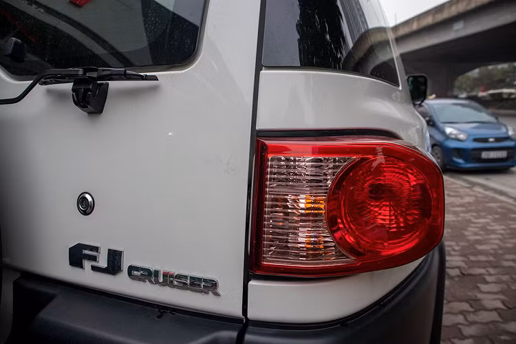 Toyota FJ Cruiser 2020 là mẫu SUV 5 chỗ nhưng không gian ghế ngồi phía sau cũng không quá rộng rãi bởi khoang hành lý sau xe đã chiếm khá nhiều diện tích của hàng ghế hành khách thứ 2 này.