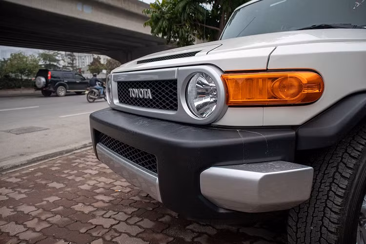 Phần đầu xe Toyota FJ Cruiser 2020 có lưới tản nhiệt dạng tổ ong, phần viền được bao bọc bởi lớp nhựa sơn bạc nối liền với cụm đèn pha kết hợp đèn xi-nhan phía trước. Cản trước của mẫu SUV lai này cỡ lớn được sơn đen/bạc với chất liệu bằng nhựa cứng hoàn toàn. Đặc biệt, trên nắp ca-pô xe cũng có khe hút gió tương tự phần lưới tản nhiệt ở dưới.