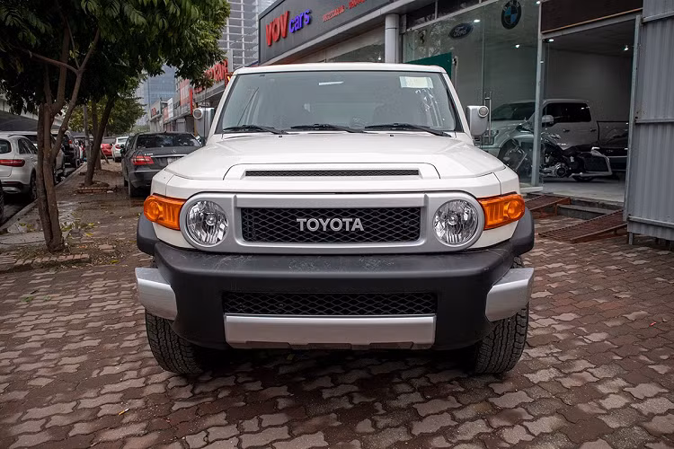 Một đại lý nhập khẩu ôtô tại Hà Nội vừa đưa về mẫu Toyota FJ Cruiser 2020 mới, nhằm đáp ứng nhu cầu của khách hàng trước dịp Tết Nguyên đán. Mẫu SUV lai này có ngoại hình hầm hố, khoang nội thất không tập trung vào sự hưởng thụ của người dùng mà hướng tới vận hành.