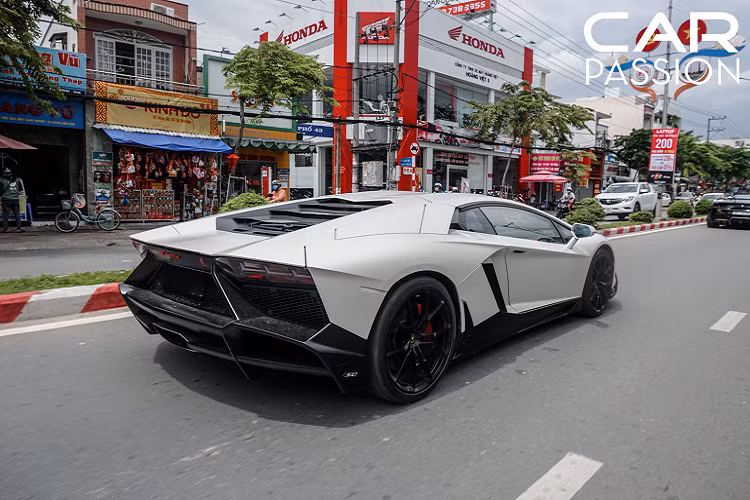 Hiện mẫu xe này đã được chủ nhân cho đi tham dự hành trình tiền trạm Asean Rally 2020 cùng với nhiều “tên tuổi” nổi tiếng khác như McLaren 720s, Lamborghini Aventador độ Liberty Walk Performance, Aston Martin DB11, Audi R8 V10 Plus,… Giá siêu xe Lamborghini Aventado tại Việt Nam không dưới 20 tỷ đồng.