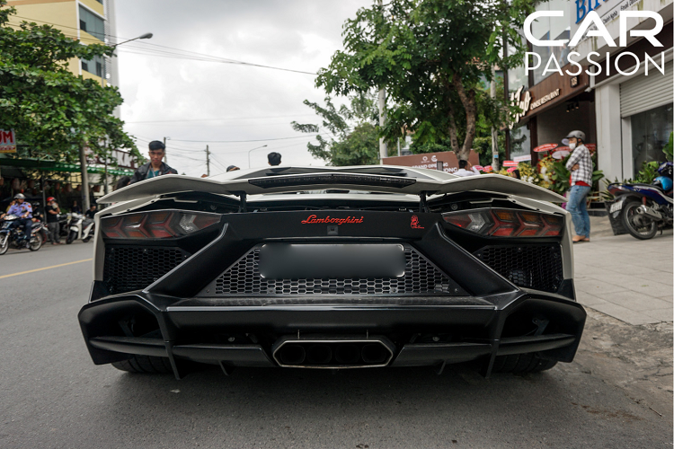 Đối với phiên bản 50th, phiên bản này được ra đời vào năm 2013 nhằm hướng tới lễ kỉ niệm 50 năm ngày thành lập thương hiệu Lamborghini. Chỉ có 200 chiếc được sản xuất chia đều cho 2 phiên bản coupe và roadster.