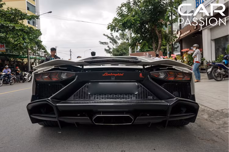 Đối với phiên bản 50th, phiên bản này được ra đời vào năm 2013 nhằm hướng tới lễ kỉ niệm 50 năm ngày thành lập thương hiệu Lamborghini. Chỉ có 200 chiếc được sản xuất chia đều cho 2 phiên bản coupe và roadster.