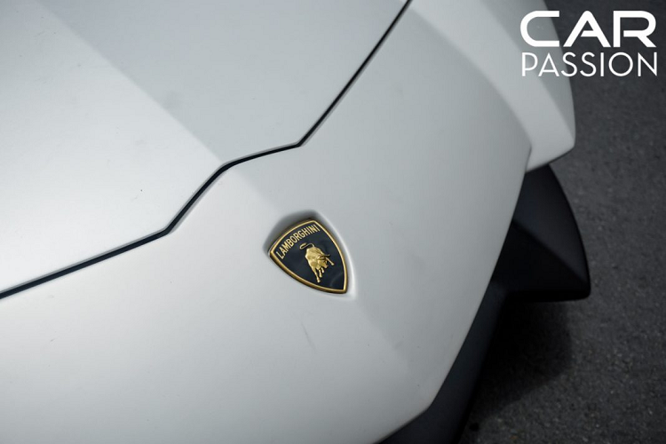 Khác biệt với phiên bản LP700-4 hay nhiều phiên bản thương mại khác, logo LP720-4 thuộc phiên bản 50th Anniversario không được đặt ở phần hốc bánh sau mà được đặt ngay cản trước của xe. Cản va phía sau cũng được bổ sung thêm một logo với số 50 ám chỉ đây là phiên bản 50th Anniversario.