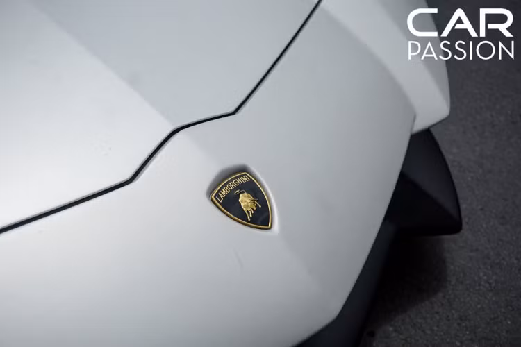 Khác biệt với phiên bản LP700-4 hay nhiều phiên bản thương mại khác, logo LP720-4 thuộc phiên bản 50th Anniversario không được đặt ở phần hốc bánh sau mà được đặt ngay cản trước của xe. Cản va phía sau cũng được bổ sung thêm một logo với số 50 ám chỉ đây là phiên bản 50th Anniversario.