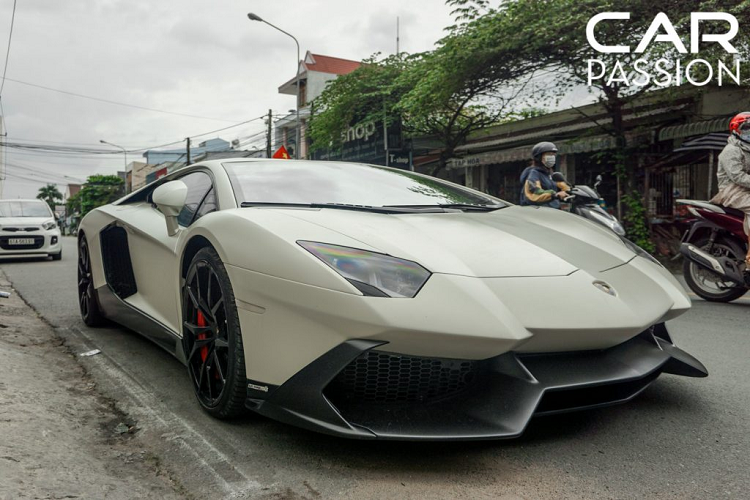 Được biết, chiếc siêu xe Lamborghini Aventador 50th Anniversario này được nhập khẩu dưới dạng tư nhân về Việt Nam hơn 1 năm trước và định cư tại Hà Nội xuyên suốt thời gian vừa qua. Sự xuất hiện vô cùng bất ngờ của chiếc Aventador này càng làm đám đông thêm phần phấn khích, đặc biệt là những fan hâm mô thương hiệu siêu xe Ý – Lamborghini.