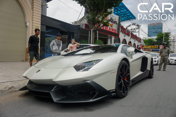 Ngoại thất Lamborghini Aventador 50th Anniversario mang màu trắng ngọc trai Bianco Canopus tinh tế kết hợp với những chi tiết thuộc bộ bodykit được sơn đen mờ tạo nên một dáng vẻ đầy quyến rũ cho “siêu bò”.