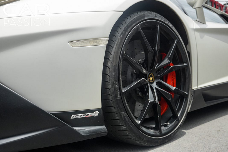 Về ngoại hình, chiếc Aventador LP700-4 màu Bianco Canopus được trang bị một bộ kit nâng cấp bao gồm cản trước sau, lip hông 2 bên. Bộ kit nâng cấp này đem lại vẻ tương đồng với phiên bản 50th anniversario của Aventador.