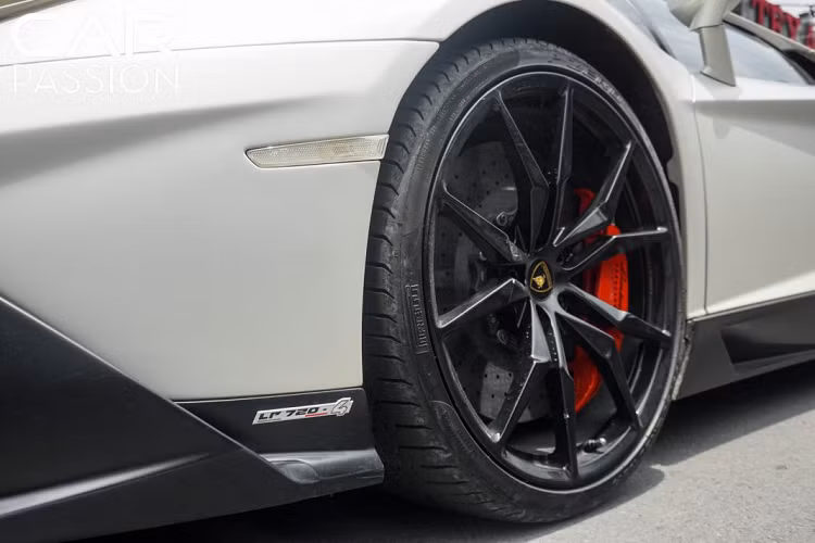 Về ngoại hình, chiếc Aventador LP700-4 màu Bianco Canopus được trang bị một bộ kit nâng cấp bao gồm cản trước sau, lip hông 2 bên. Bộ kit nâng cấp này đem lại vẻ tương đồng với phiên bản 50th anniversario của Aventador.